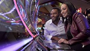 Pengguna menikmati konten sepak bola dan casino online di perangkat mobile