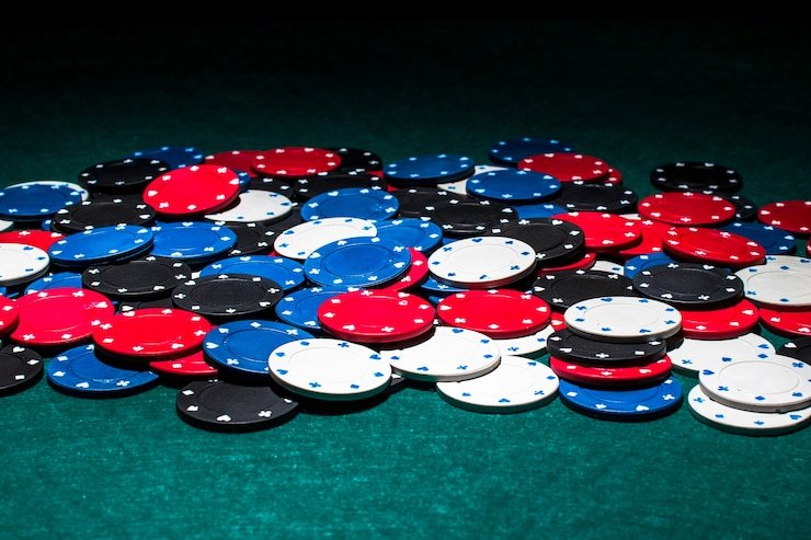 Dealer live casino sedang memandu pemain dalam permainan di platform interaktif
